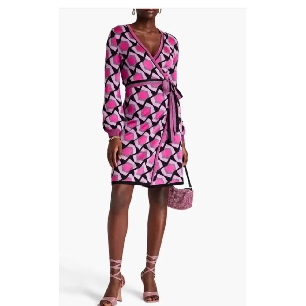 DIANE VON FURSTENBERG
Alexio Metallic Jacquard-Knit Wrap Dress Size‎ XS